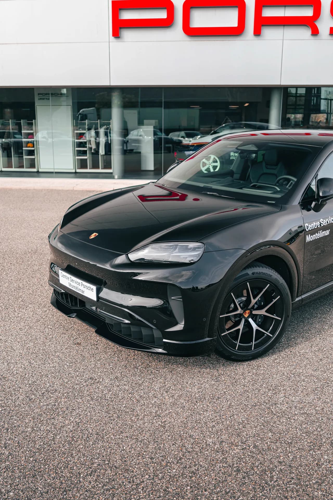 Porsche Macan noir préparé pour le Centre Porsche Montélimar