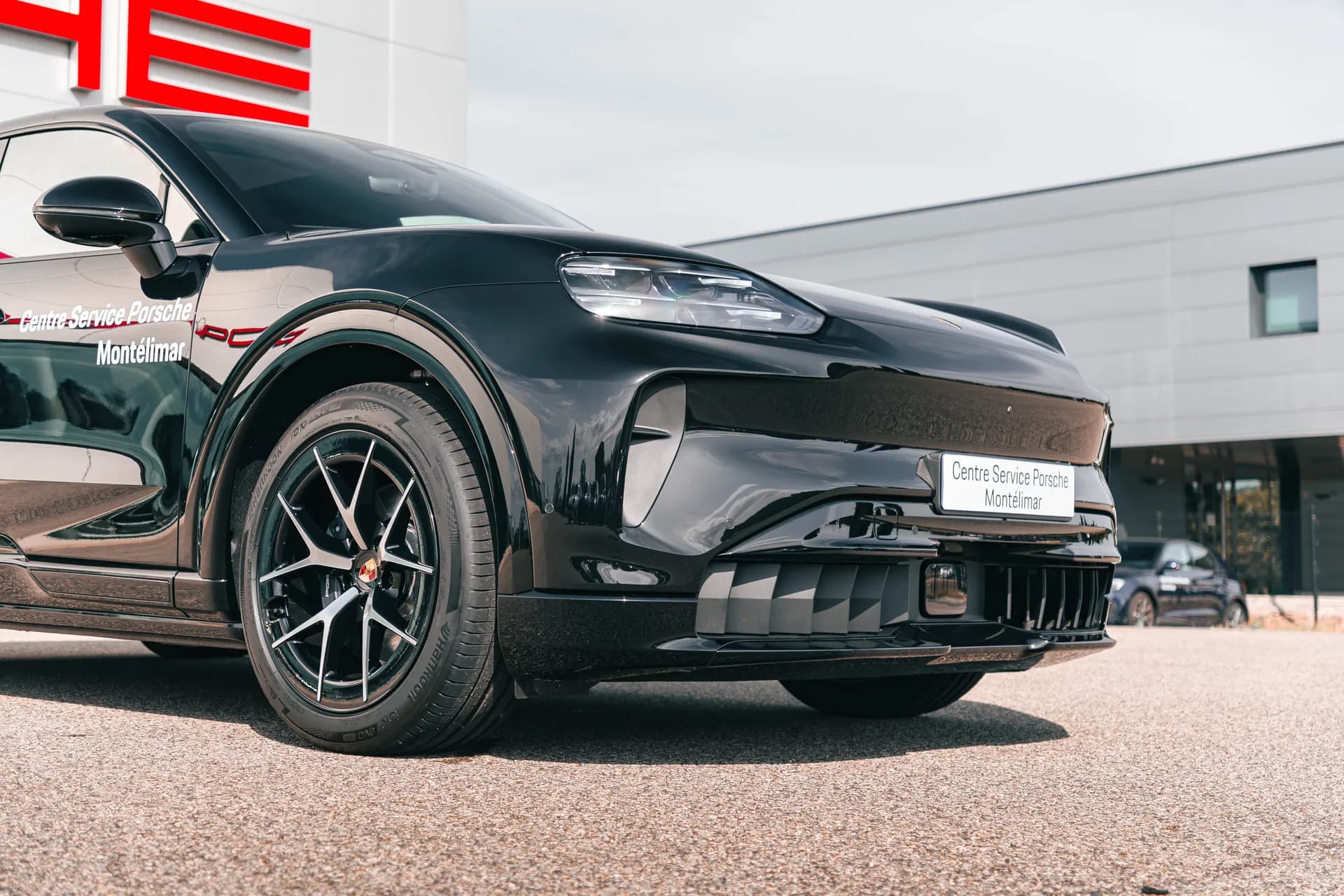Porsche Macan noir après polissage et protection céramique
